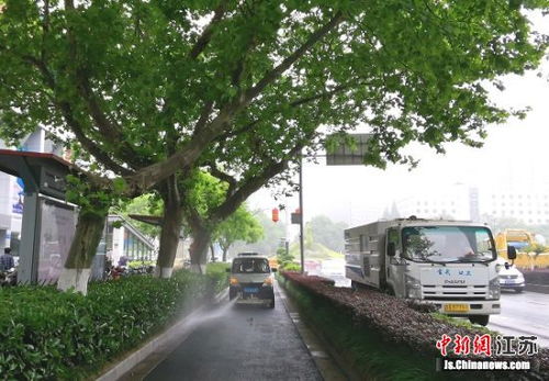 南京玄武城管開(kāi)展中央路環(huán)境衛(wèi)生專項(xiàng)提升行動(dòng)